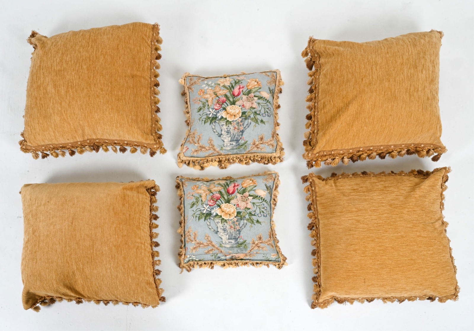 GROUPING OF DECORATIVE THROW PILLOWS (1 of 14)