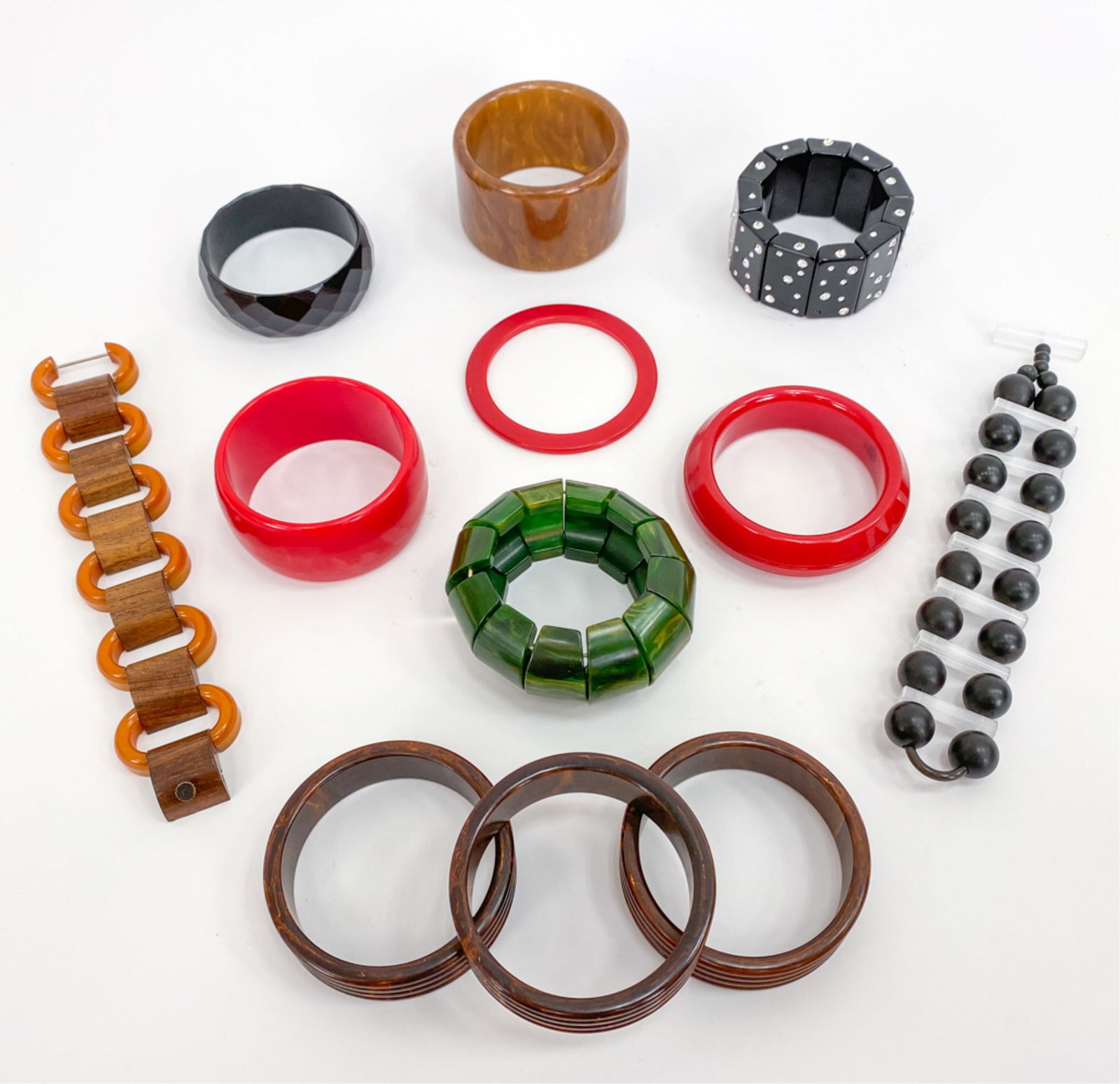 GROUPING OF BAKELITE AND CATALIN JEWELRY ETC. (1 of 13)