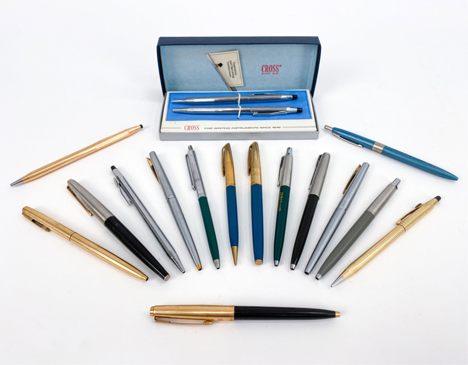 GROUPING OF VINTAGE PENS (1 of 17)