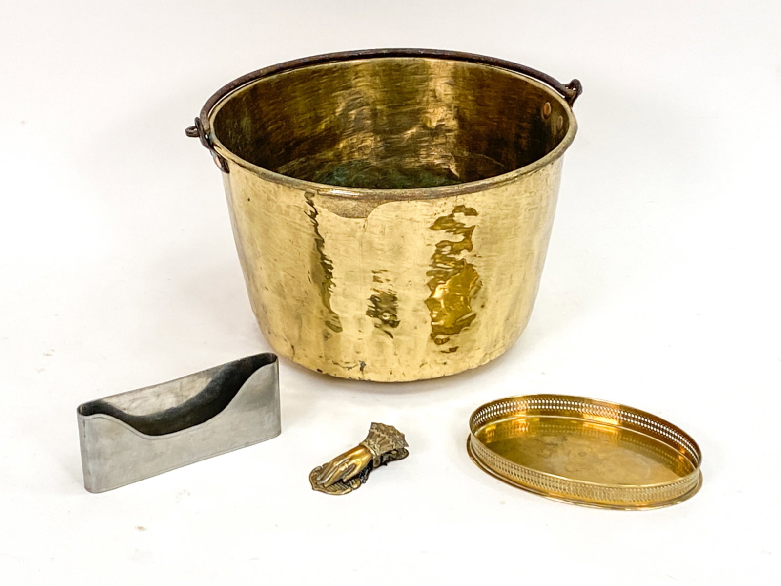 DECORATIVE METALWARE GROUPING INCL. BRASS (1 of 11)