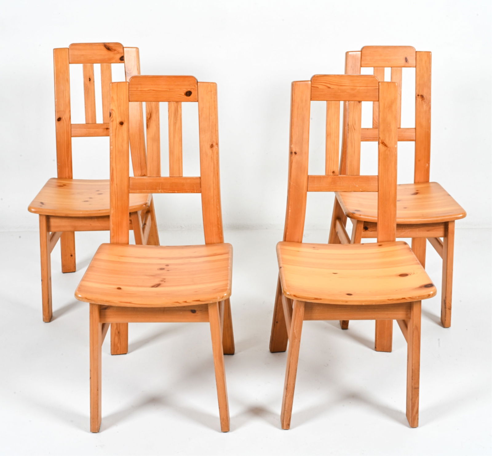 (4) LAUKAAN PUU PINE CHAIRS ATTR. TAPIOVAARA (1 of 17)