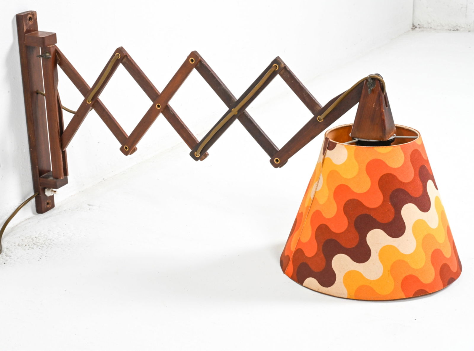 MANNER OF LE KLINT TEAK SCISSOR WALL SCONCE: Vintage scissor/accordion expandable wall lamp. Dutch, circa 1960's. Dimensions: (With shade) H 13" x W 10" x D (extended) 34.5". Condition: Wiring not tested. Spots of discoloration inside shade, Min