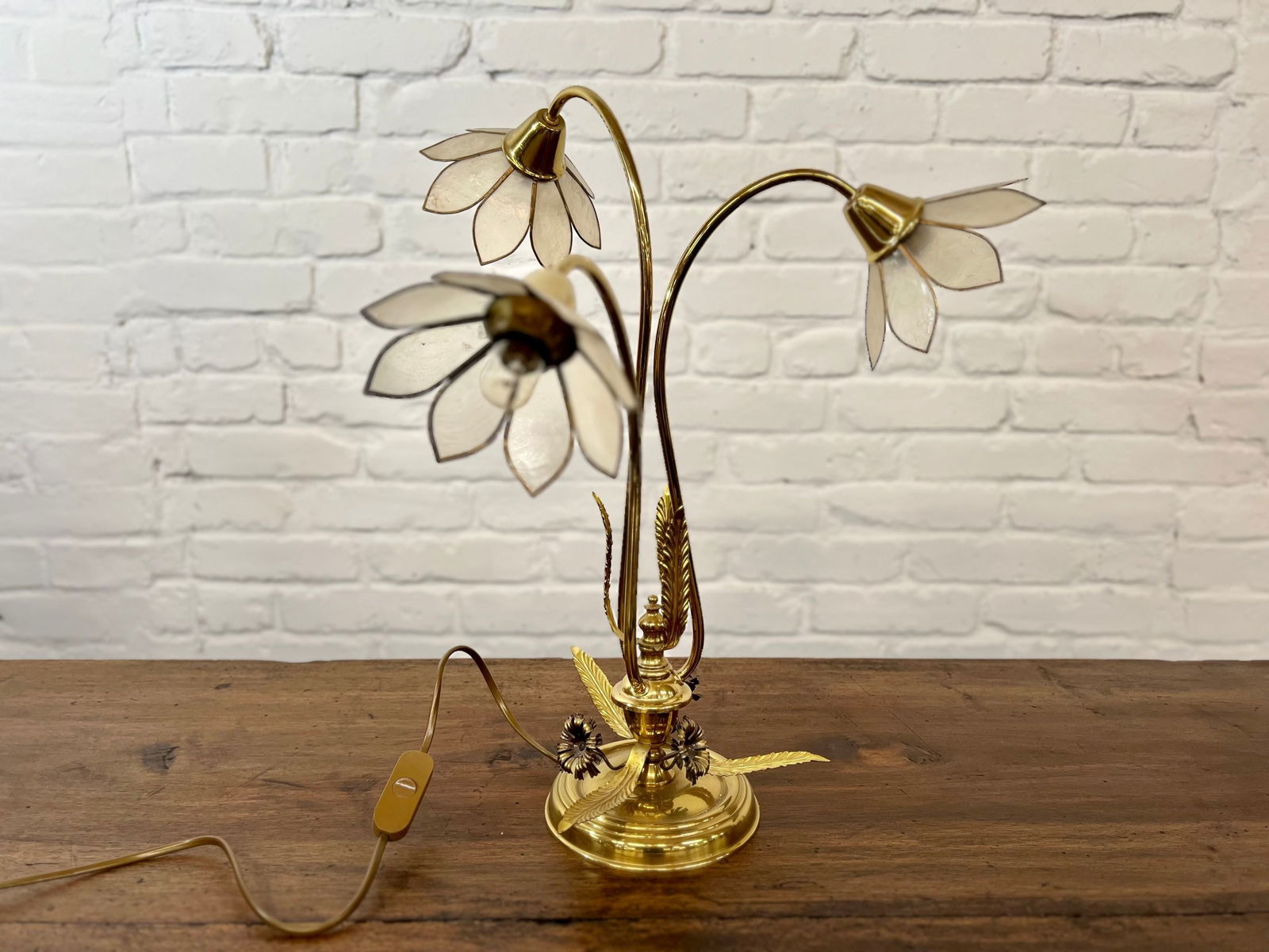 VINTAGE BRASS DESK LAMP FLOWER SHADES (1 of 11)
