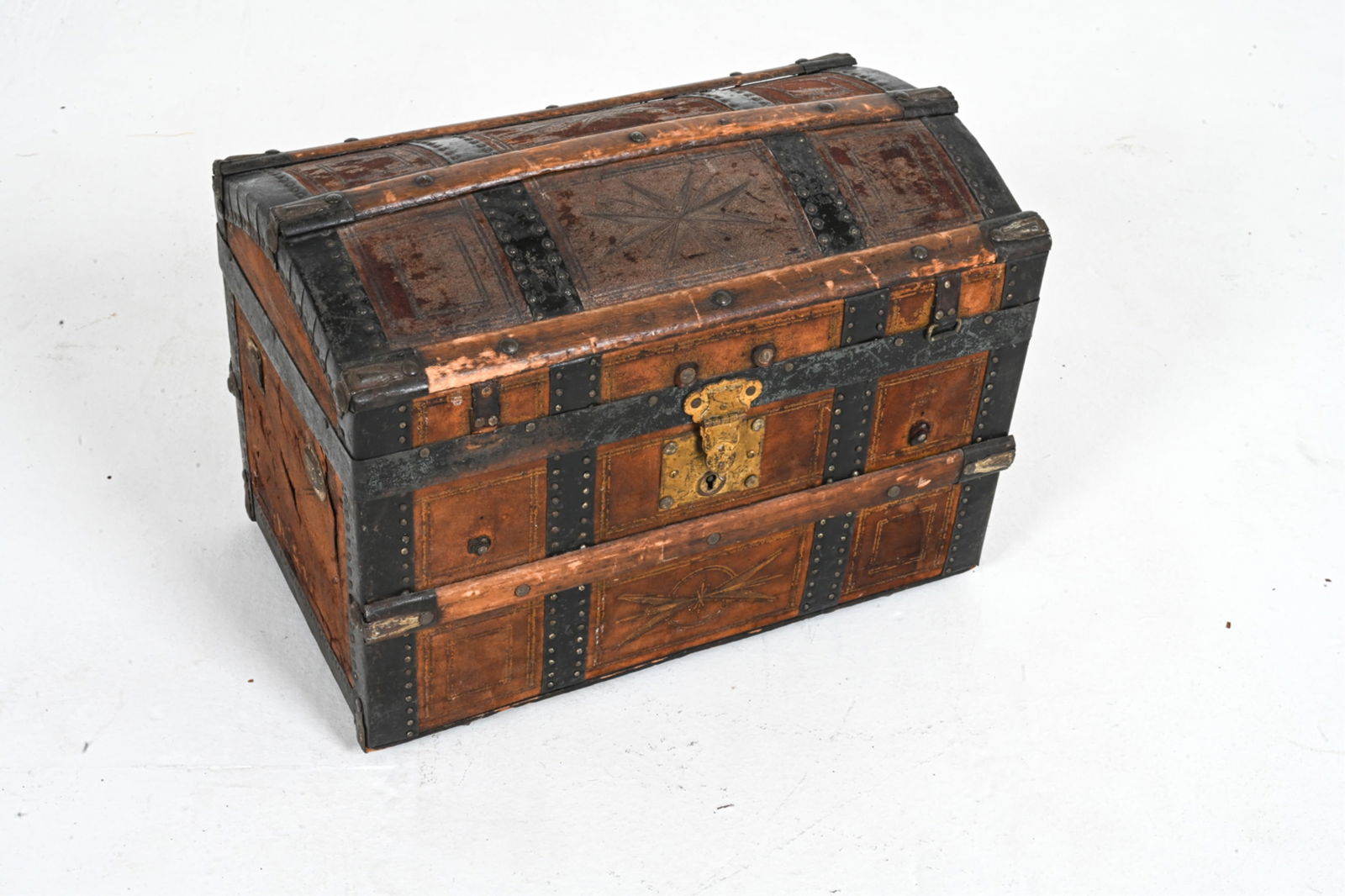 MINIATURE LEATHER-CLAD TRUNK (1 of 17)