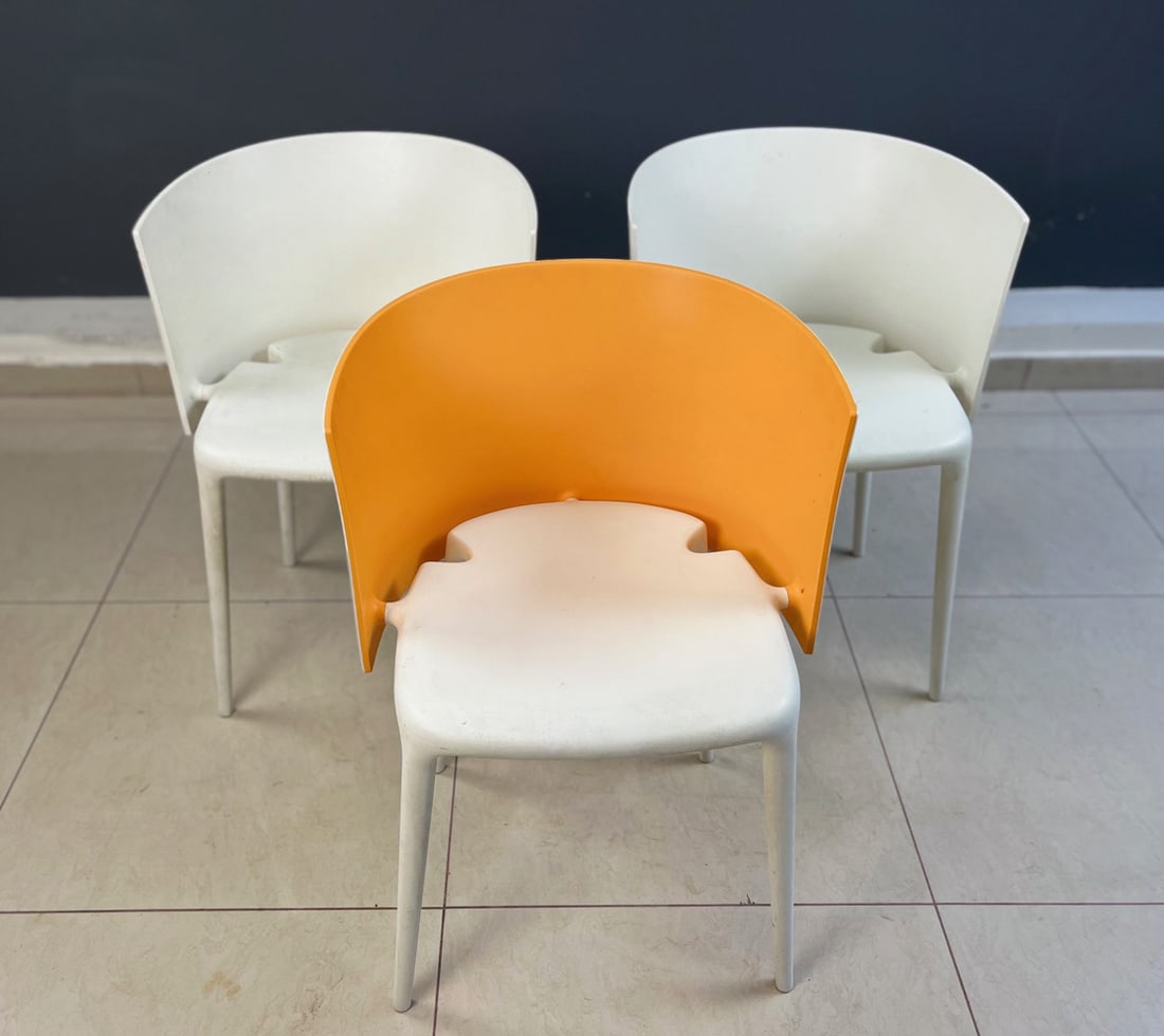 (3) JONO PEK CHAIRS FROM TOG BY PHILIPPE STARCK: Set of 3 Stackable dining armchairs Jono Pek from Tog by Philippe Starck, Milan. Two of them are white, the third is with bicolor back. Dimensions: H 27.5" x W 19.1" x D 17.7" Condition: Vintage condi