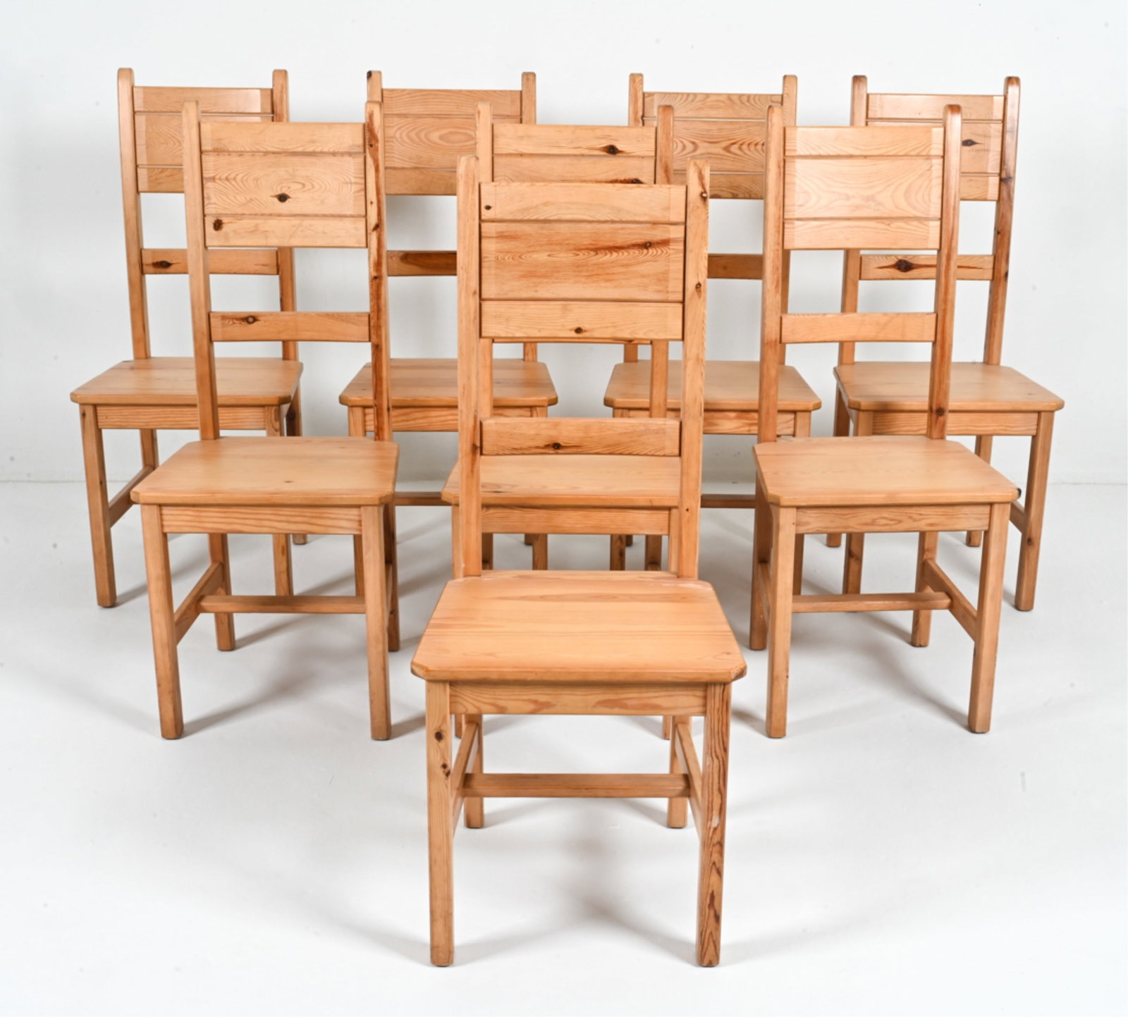(8) STYLE OF ROLAND WILHELMSSON PINE DINING CHAIRS: (8) Scandinavian Modern high-back dining chairs in solid pine, in the manner of Roland Wilhelmsson for Karl Andersson. c. Late 20th Century. Dimensions: H 41" x W 16" x D 17" x SH 18" Condition: Group