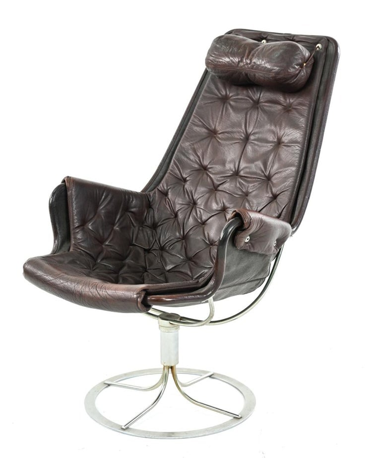 BRUNO MATHSSON FOR DUX JETSON CHAIR, C. 1969: Rare Model "Jetson" high-back swivel lounge chair in leather and chrome, designed by Bruno Mathsson for Dux, Sweden, c. 1969. Dimensions: H 38.5" x W 28.5" x D 24.5" x SH 17.5" Condition: Presents ver