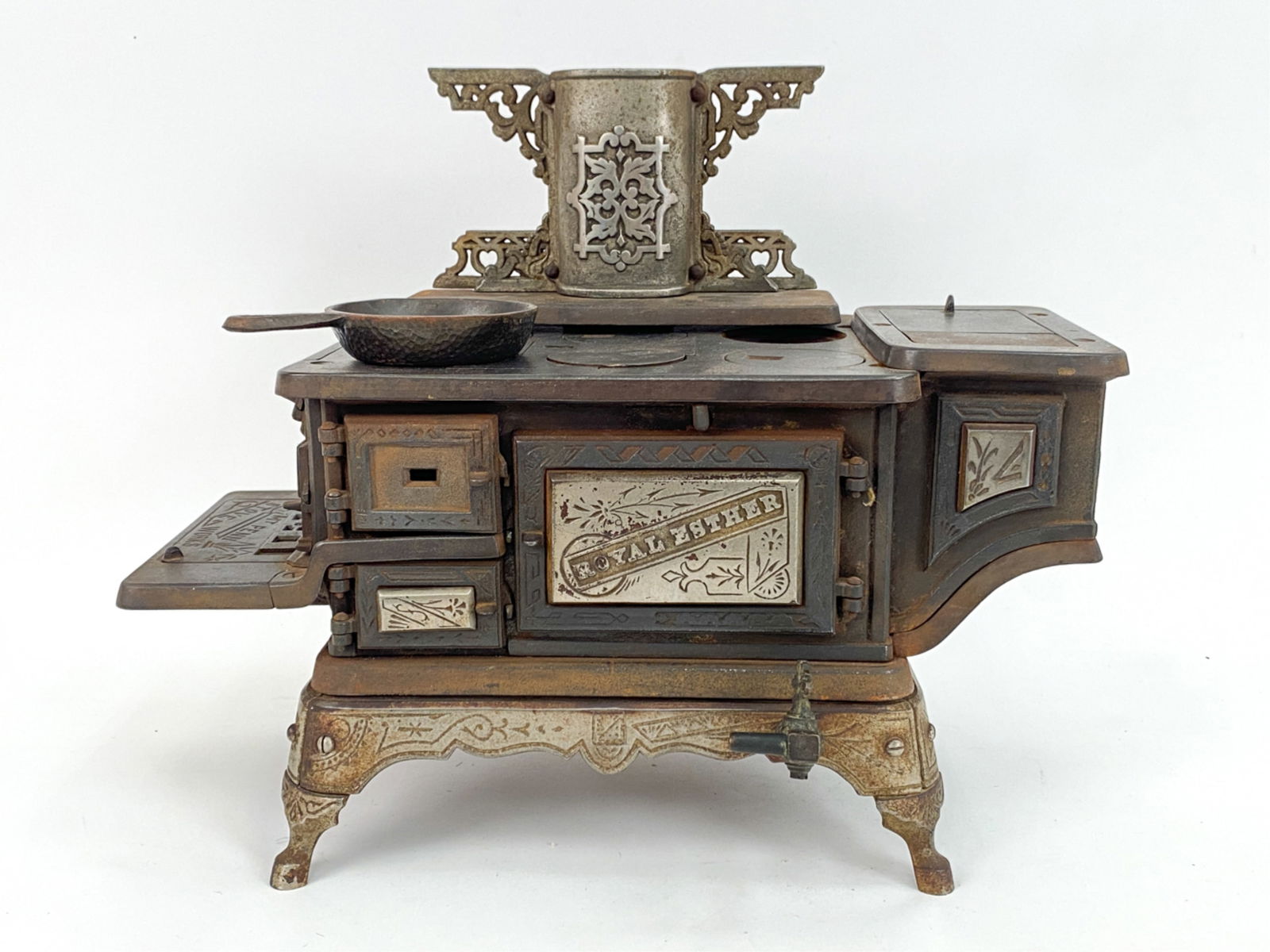 MT. PENN STOVE COMPANY CAST IRON TOY STOVE (1 of 12)