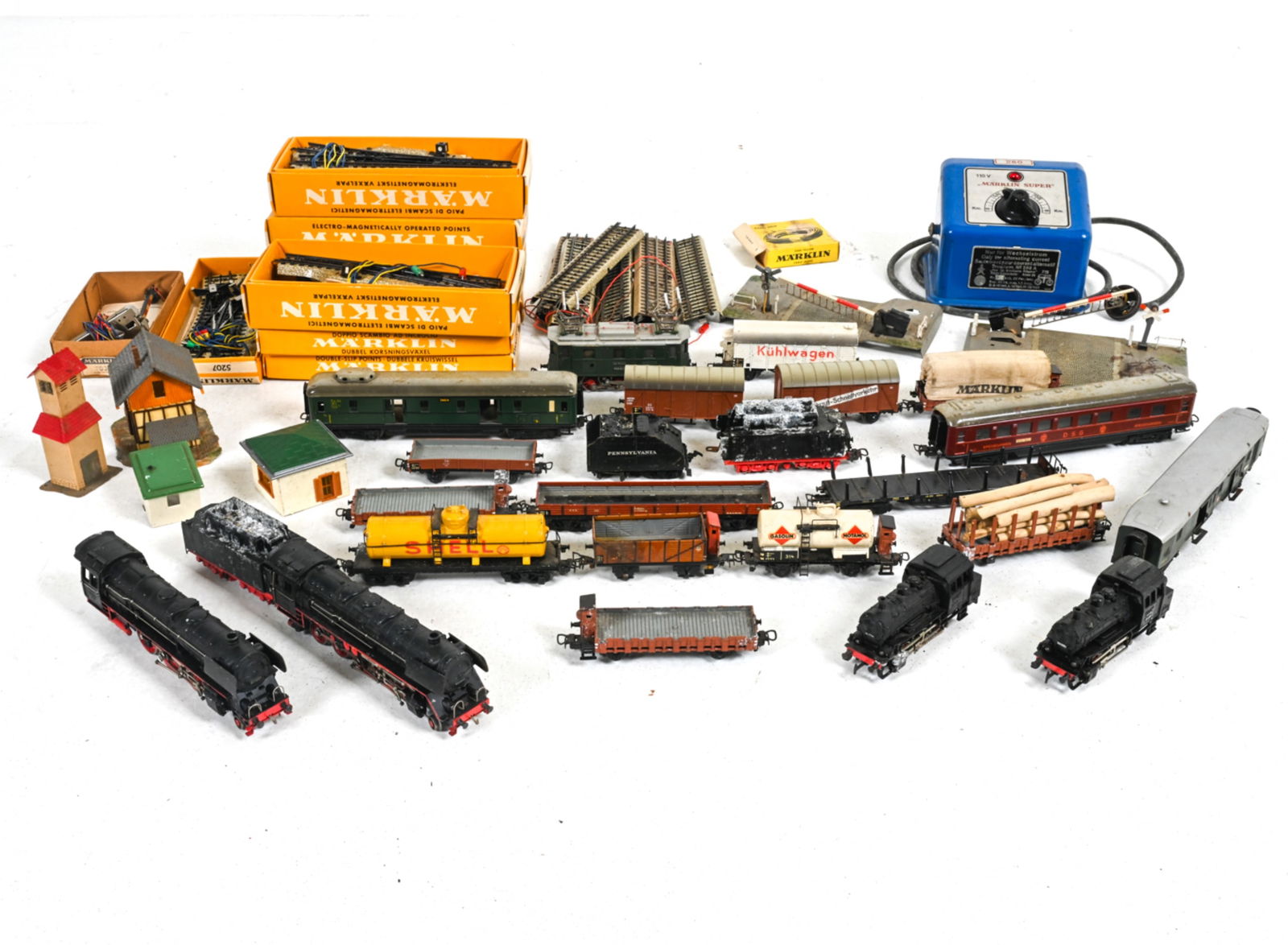 GROUPING OF MARKLIN TRAINS AND ACCESSORIES (1 of 13)