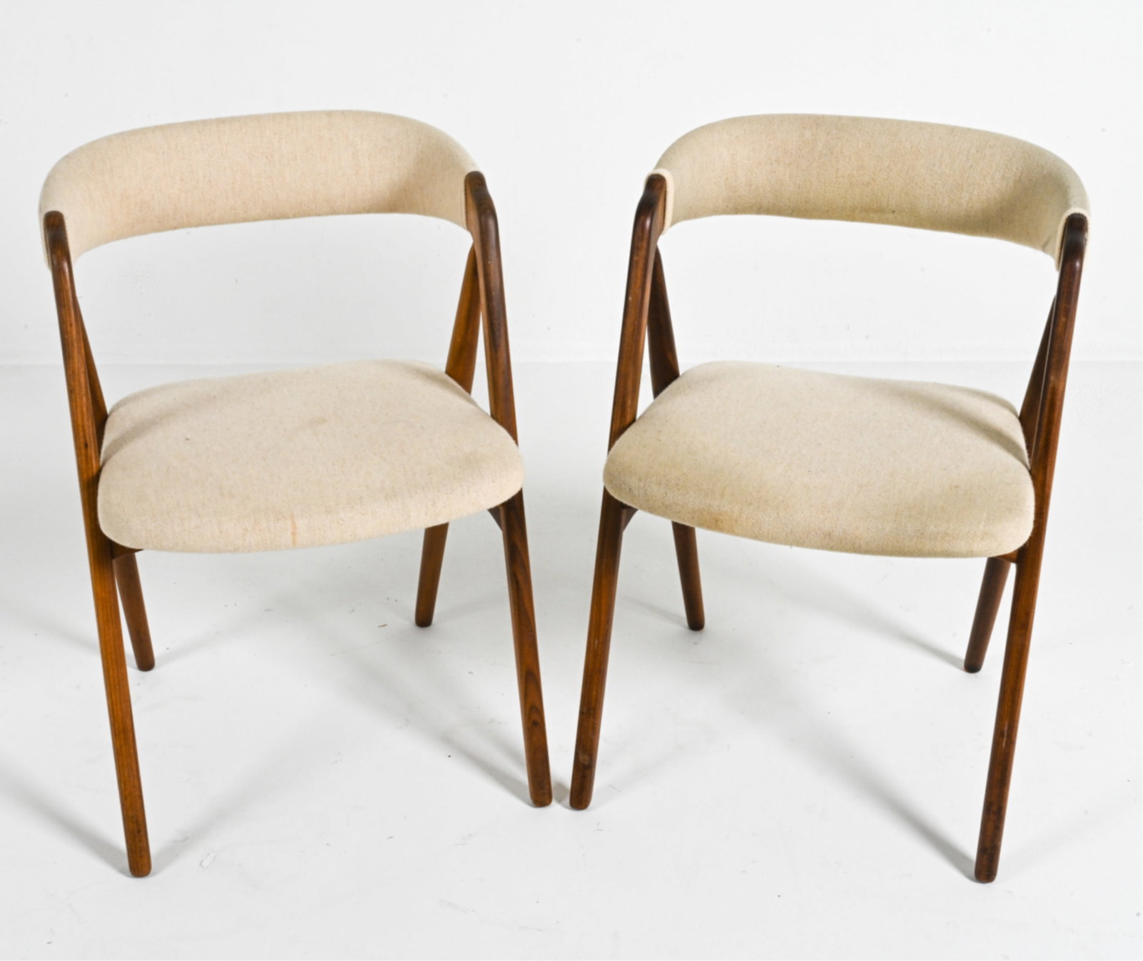 (2) THOMAS HARLEV MODEL 205 TEAK CHAIRS (1 of 9)