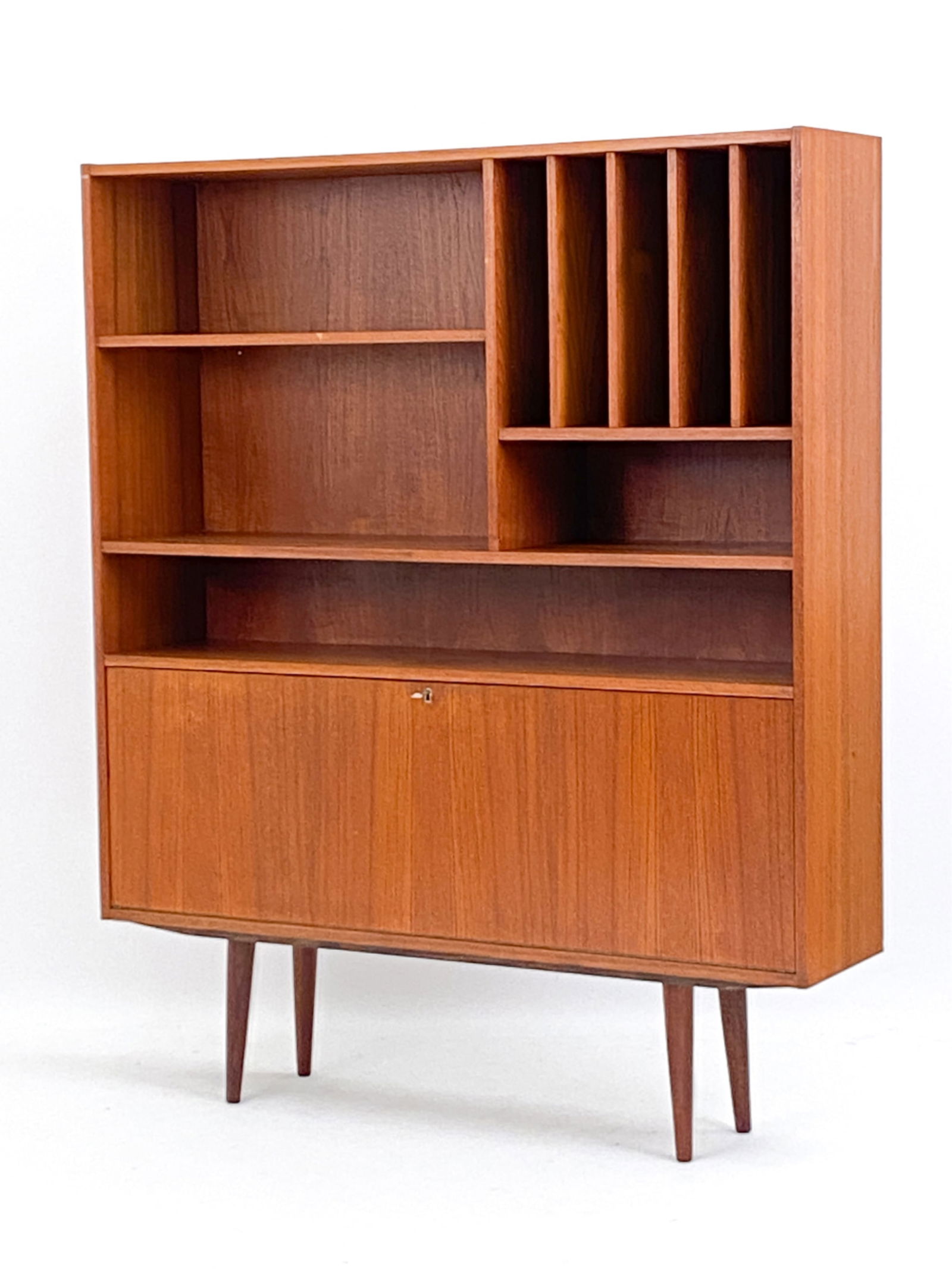 HUNDEVAD MOBELFABRIK STYLE TEAK BOOKCASE (1 of 12)