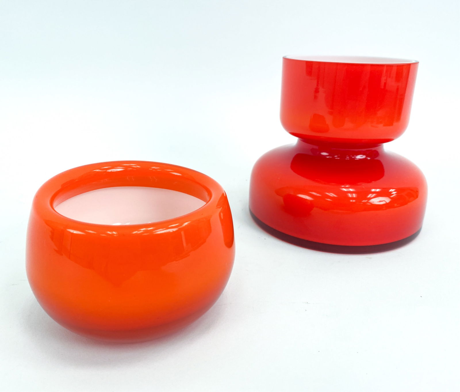 (2) HOLMEGAARD PALET GLASS VASES: 2 different sized and shaped vases in red and orange. Dimensions: (Larger) H 4.5" x Dia 5.25" Condition: No damages. Few scratches to undersides. D086