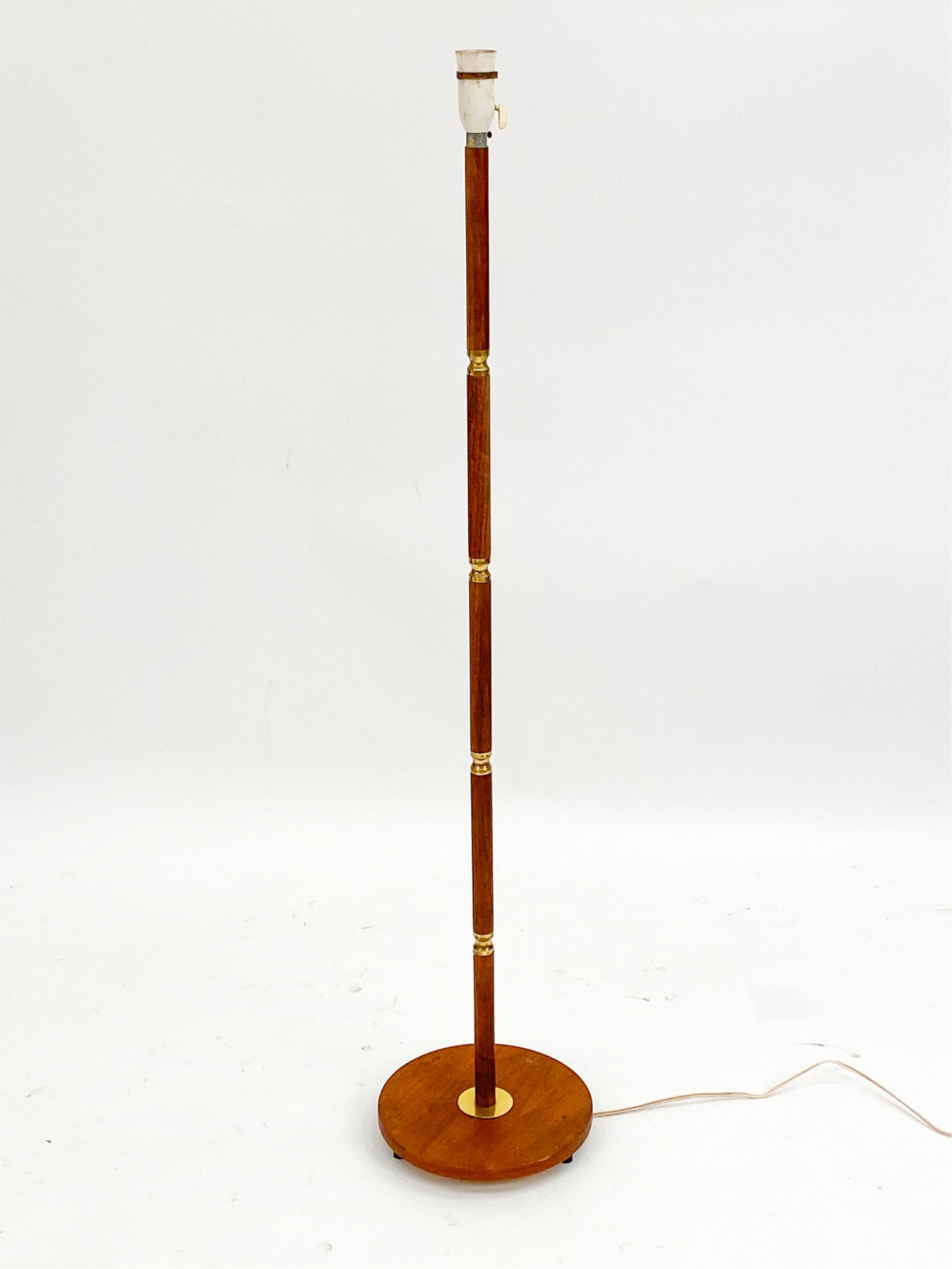 DANISH MID-CENTURY TEAK & BRASS FLOOR LAMP: Vintage Scandinavian tall teak & brass floor lamp. Apparently unmarked. Most likely E.S. Horn Aalestrup. Dimensions: H 48.75" x Dia. 10" Condition: Minor surface wear, scratches, dings and tarnish con