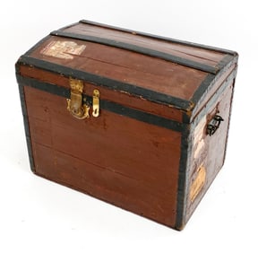 VINTAGE STEAMER TRUNK