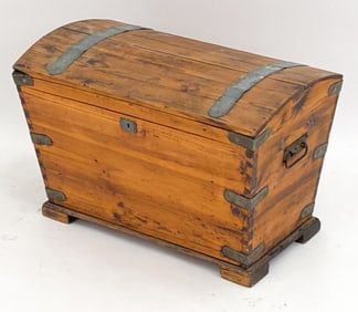 SMALL SCANDINAVIAN PINE DOVETAILED CHEST