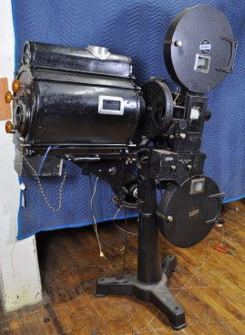 1930S SIMPLEX 35MM MOVIE PROJECTOR: Measures: 50" x 22' x 69" repair to middle mount.