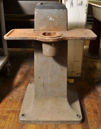 LARGE SQUARE CAST IRON MACHINE BASE: 21" x 21" x 23"