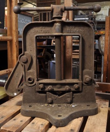 1914 REED MFG. CO PIPE VISE: 20.5" x 10"