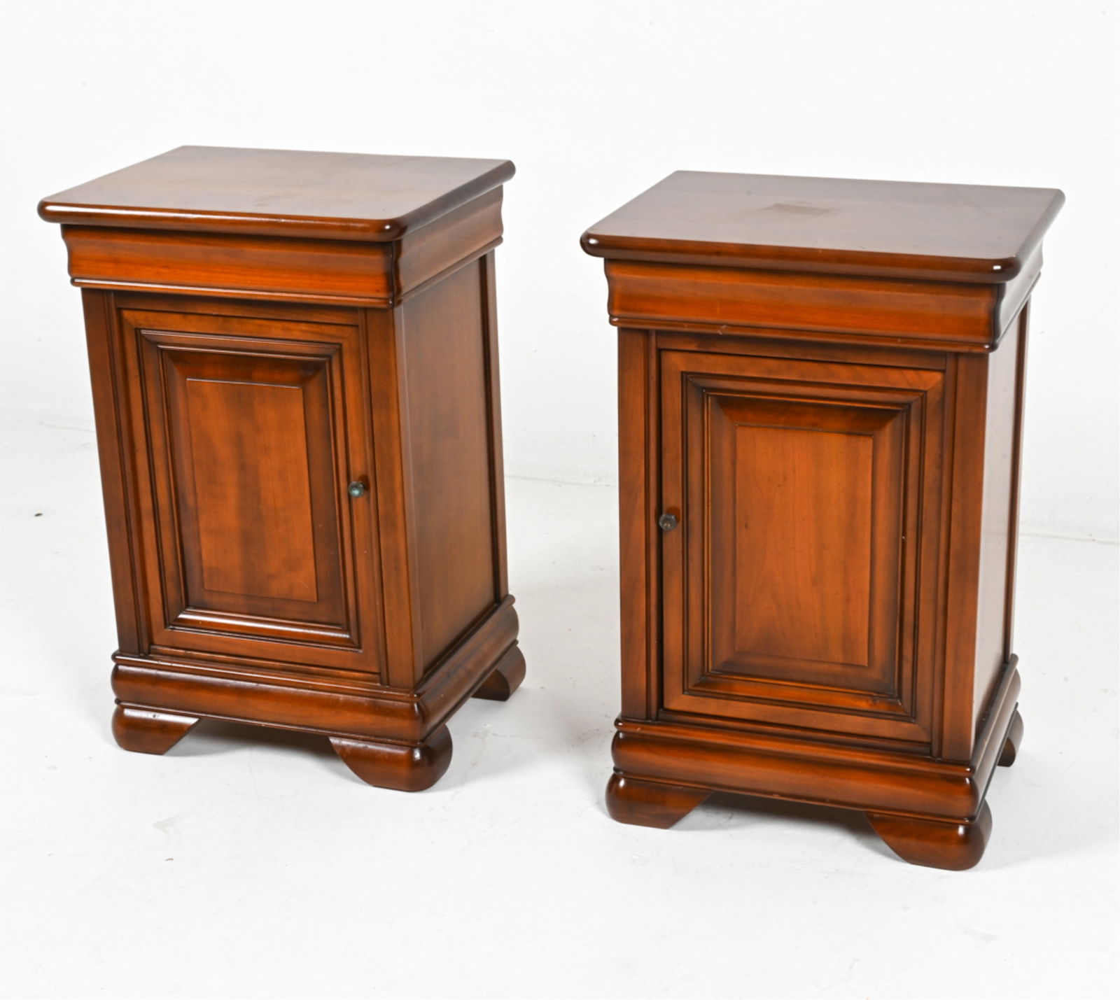 (2) SIMON HORN MAHOGANY NIGHTSTAND CABINETS: Mahogany with brass hardware. Faint marking on back. Contemporary. Dimensions: H 27.5" x W 18" x D 14.75" Conditions: Presents very well overall, a scattering of minor dings and scratches, minor split