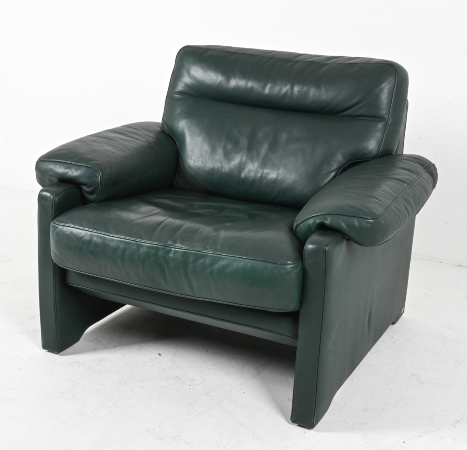 DS-70 LEATHER ARM CHAIR BY DE SEDE: Switzerland, circa 1990's. Dimensions: H 34" x W 41.25" x D 33" x Sh 17.5" Conditions: Light surface wear consistent with age and use, a few faint scuffs and rubs to leather, KON B014