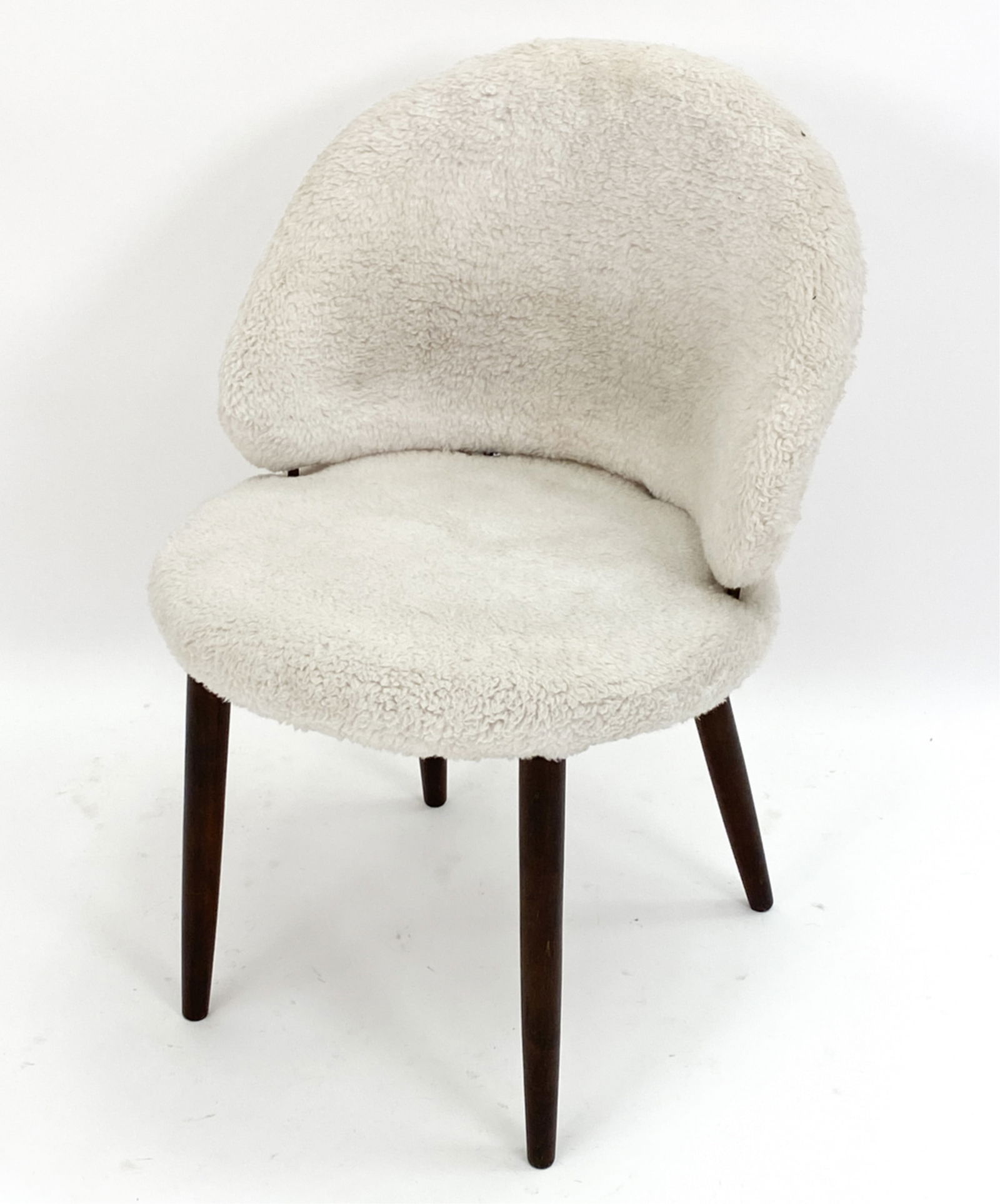 FRODE HOLM STYLE LAMBS WOOL VANITY CHAIR: Oak and wool Scandinavian vanity chair, circa 1950's. Dimensions: H 29.5" x W 19.5" x D 21" x SH 17" Condition: Chair could use cleaning. No issues to note. D183