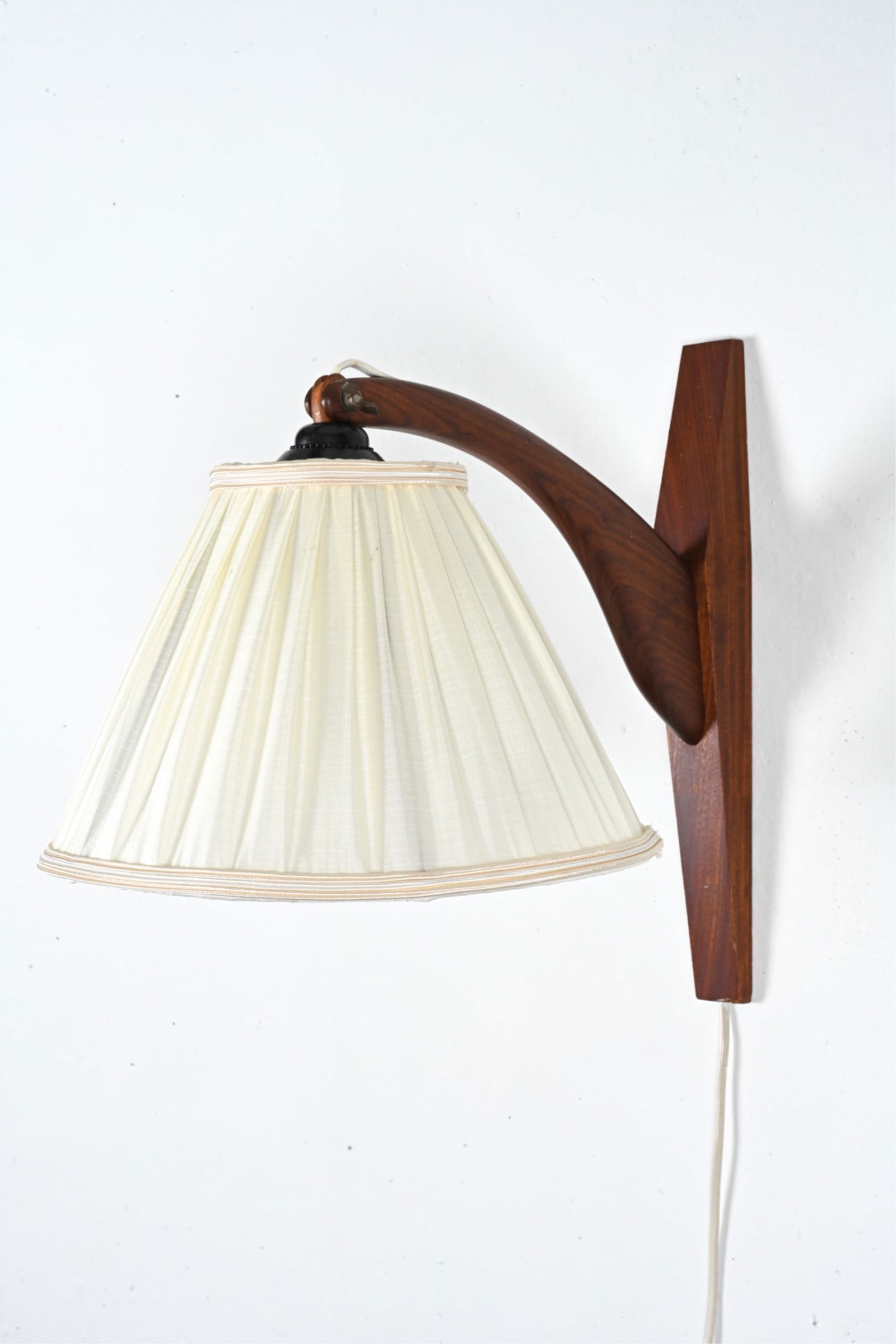SCANDINAVIAN MID-CENTURY TEAK WALL LAMP (1 of 13)