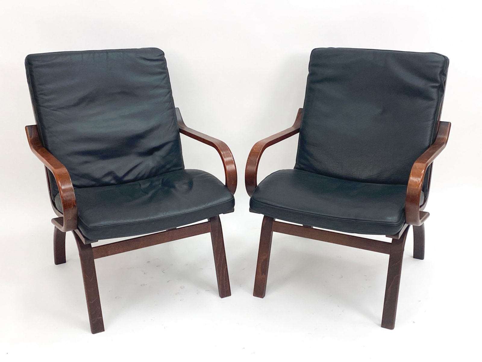 PAIR ATTR. MOGENS HANSEN ROSEWOOD ARMCHAIRS: Apparently unsigned. Dimensions: H 34.5" x W 25.75" x D 30" x SH 17" Condition: Very light finish wear. Couple scuffs to leather. Wear consistent with age and use.