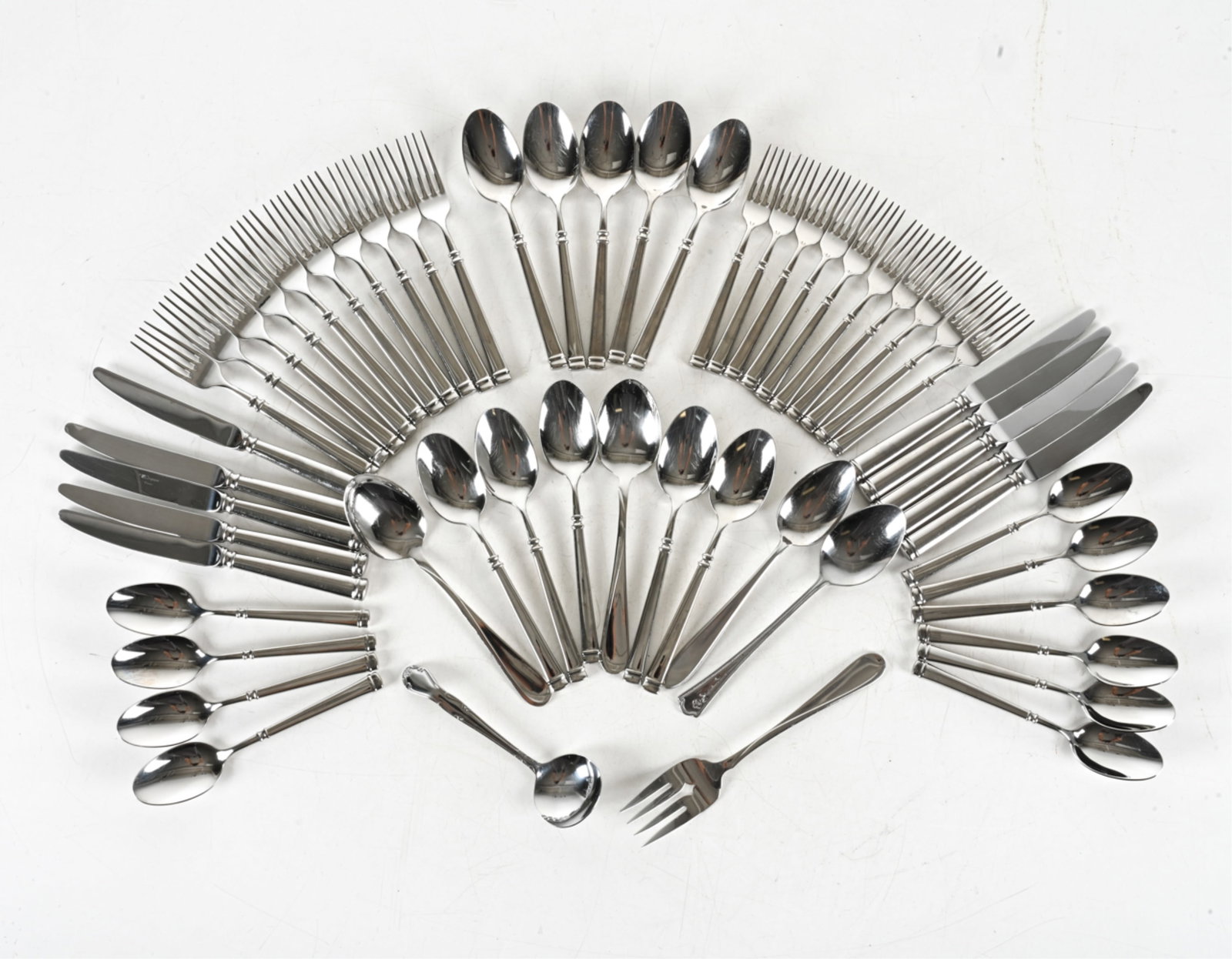 GROUPING OF STAINLESS FLATWARE: Stainless steel. Contemporary. Condition: Minor signs of wear, good presentation overall.