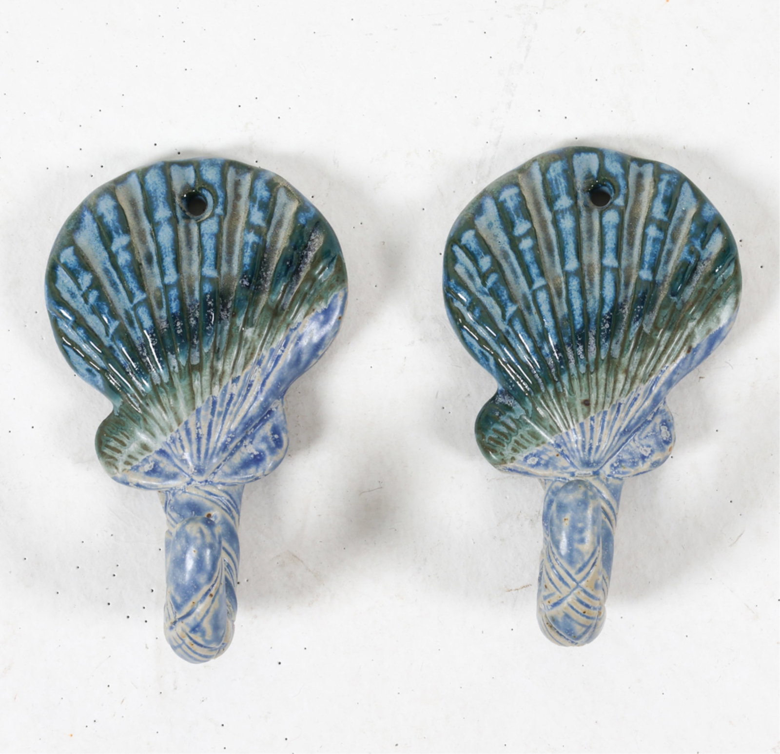 CERAMIC SHELL WALL HOOKS: Contemporary. Dimensions: H 5.5" x W 3.5". Condition: Minor signs of fading.