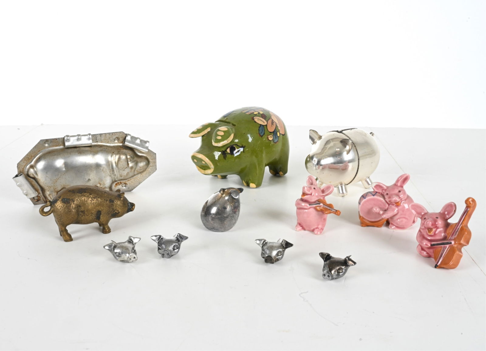 PIG THEMED DECORATIVE GROUPING (1 of 8)