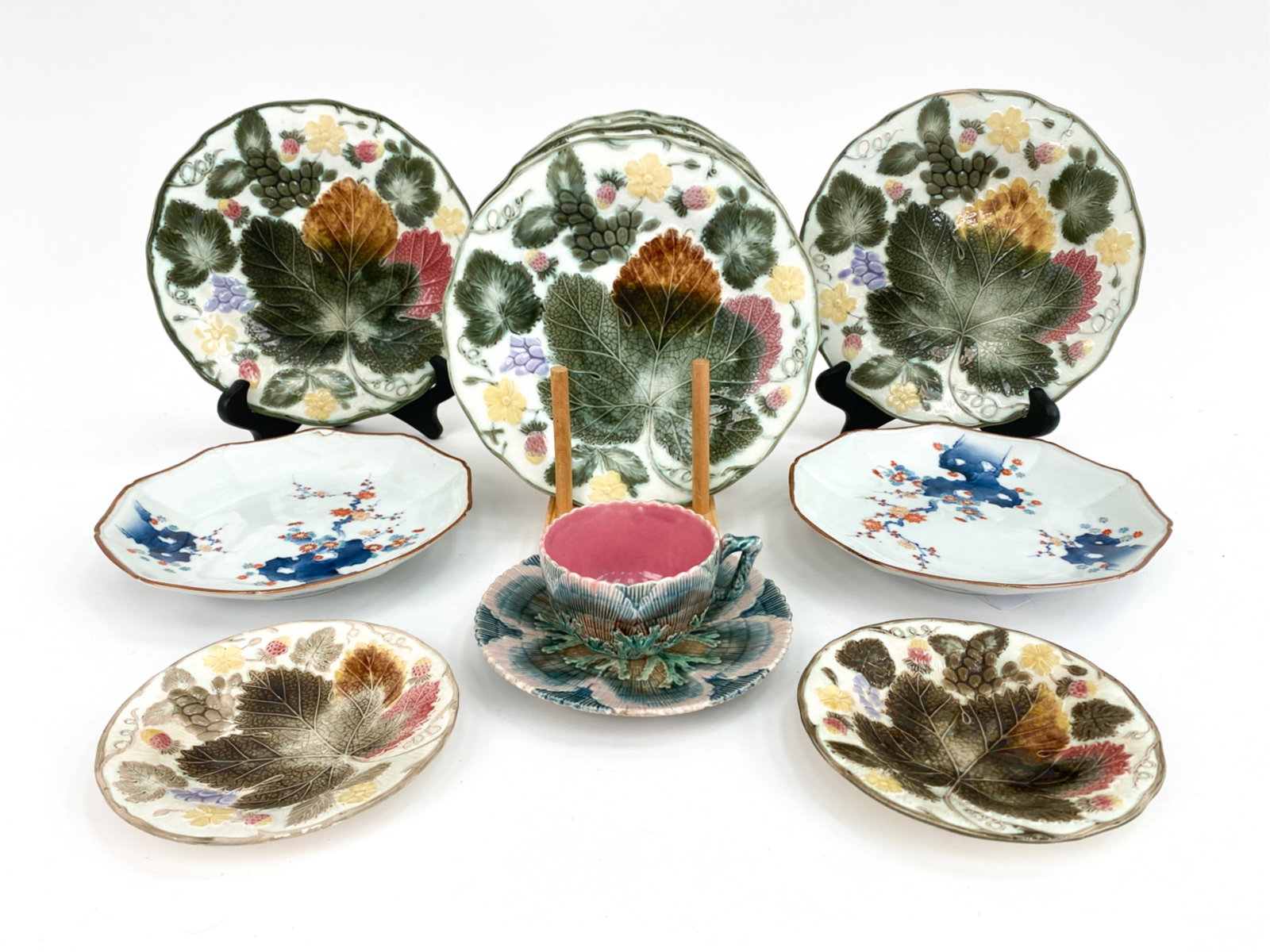 GROUPING OF MAJOLICA WEDGWOOD PLATES (1 of 15)