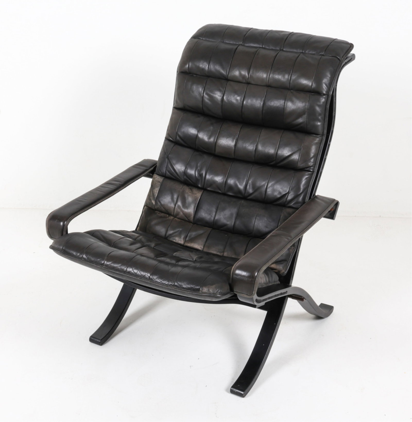 LEATHER AND BEECH LOUNGE CHAIR BY INGMAR RELLING: For Westnofa. Chair folds for easy storage. Norway, circa 1960's. Dimensions: H 38.25" x W 29" x D 31" x SH 19". Condition: Some wear to leather, minor nicks and scuffs. Wear consistent with age and u