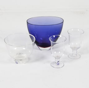 GROUPING OF DECORATIVE GLASS