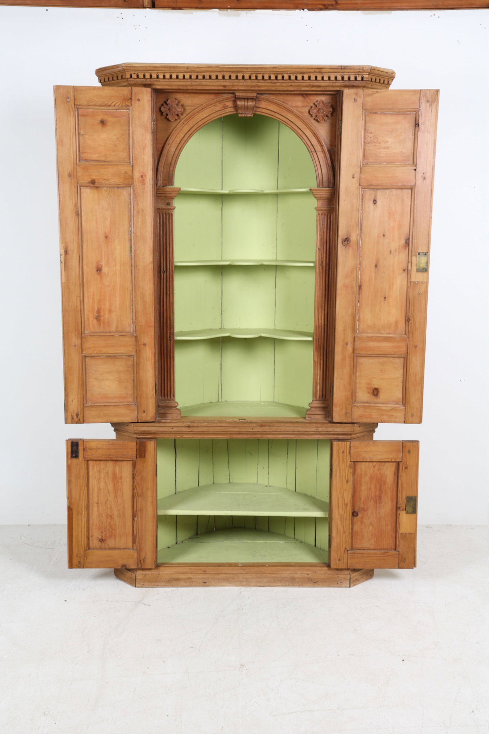 18TH C. IRISH ANTIQUE PINE CORNER CABINET (1 of 19)