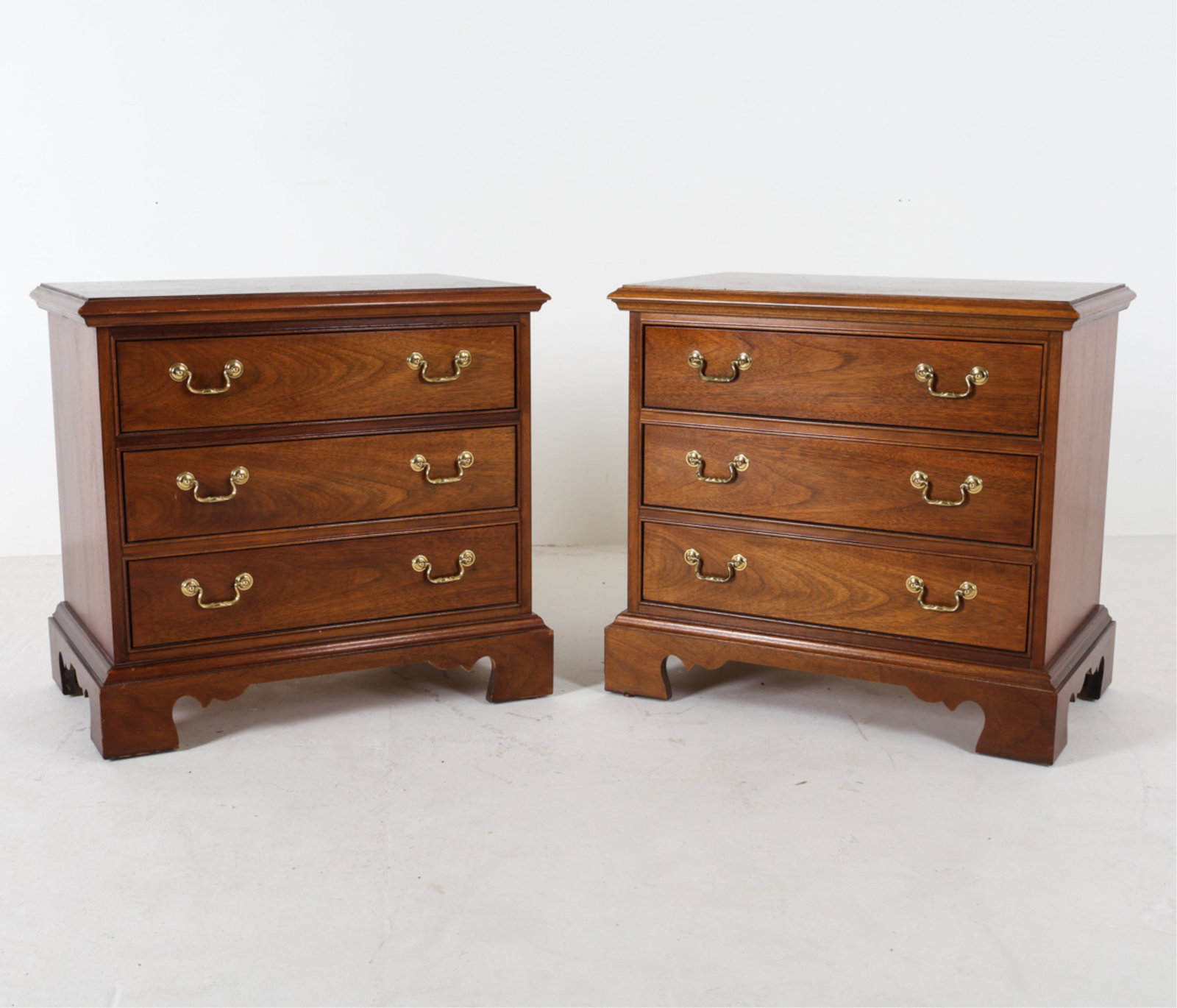 PAIR OF THOMASVILLE BEDSIDE CHESTS (1 of 16)