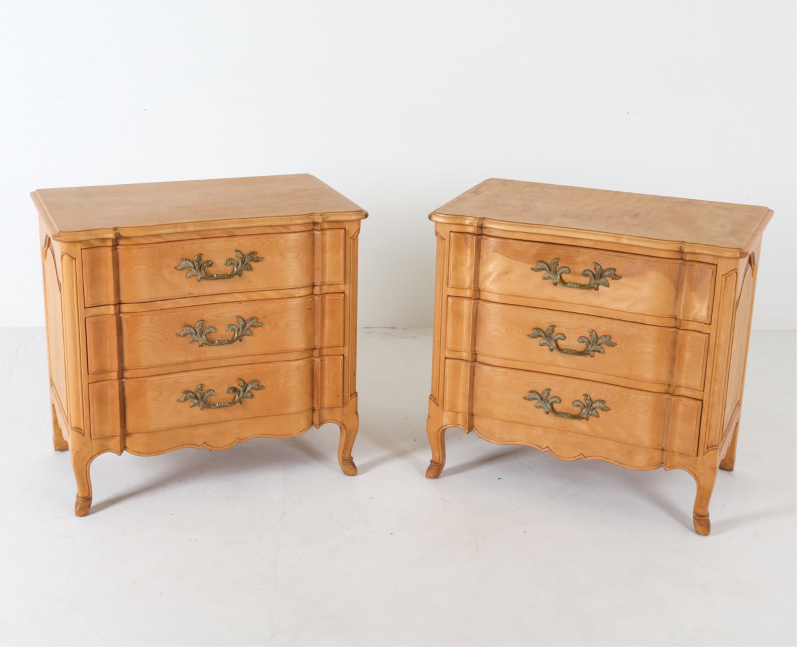(2) FRENCH PROVINCIAL STYLE BEDSIDE CHESTS (1 of 20)