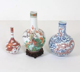 GROUPING OF CHINESE PORCELAIN VASES