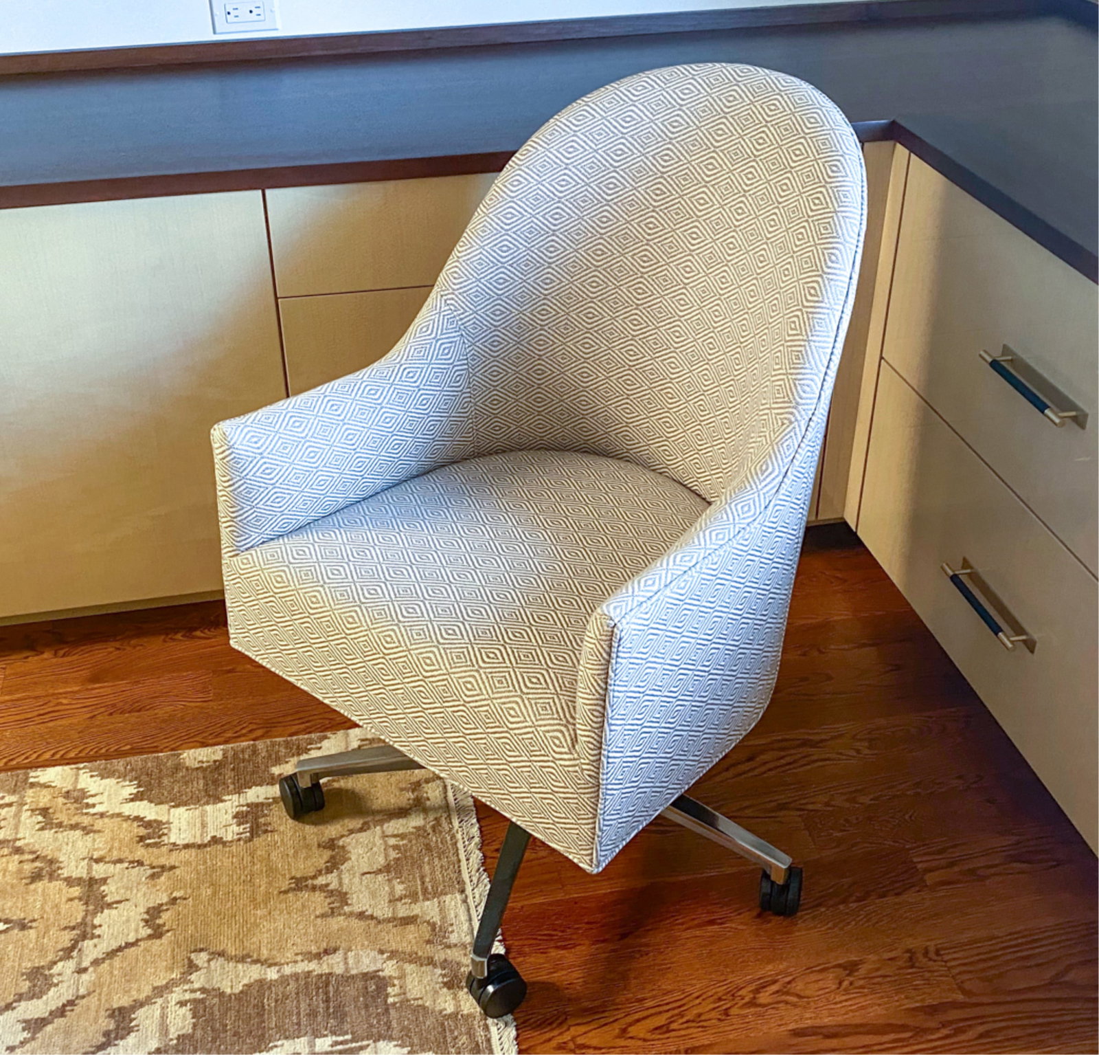 MITCHELL GOLD & BOB WILLIAMS SWIVEL CHAIR (1 of 11)