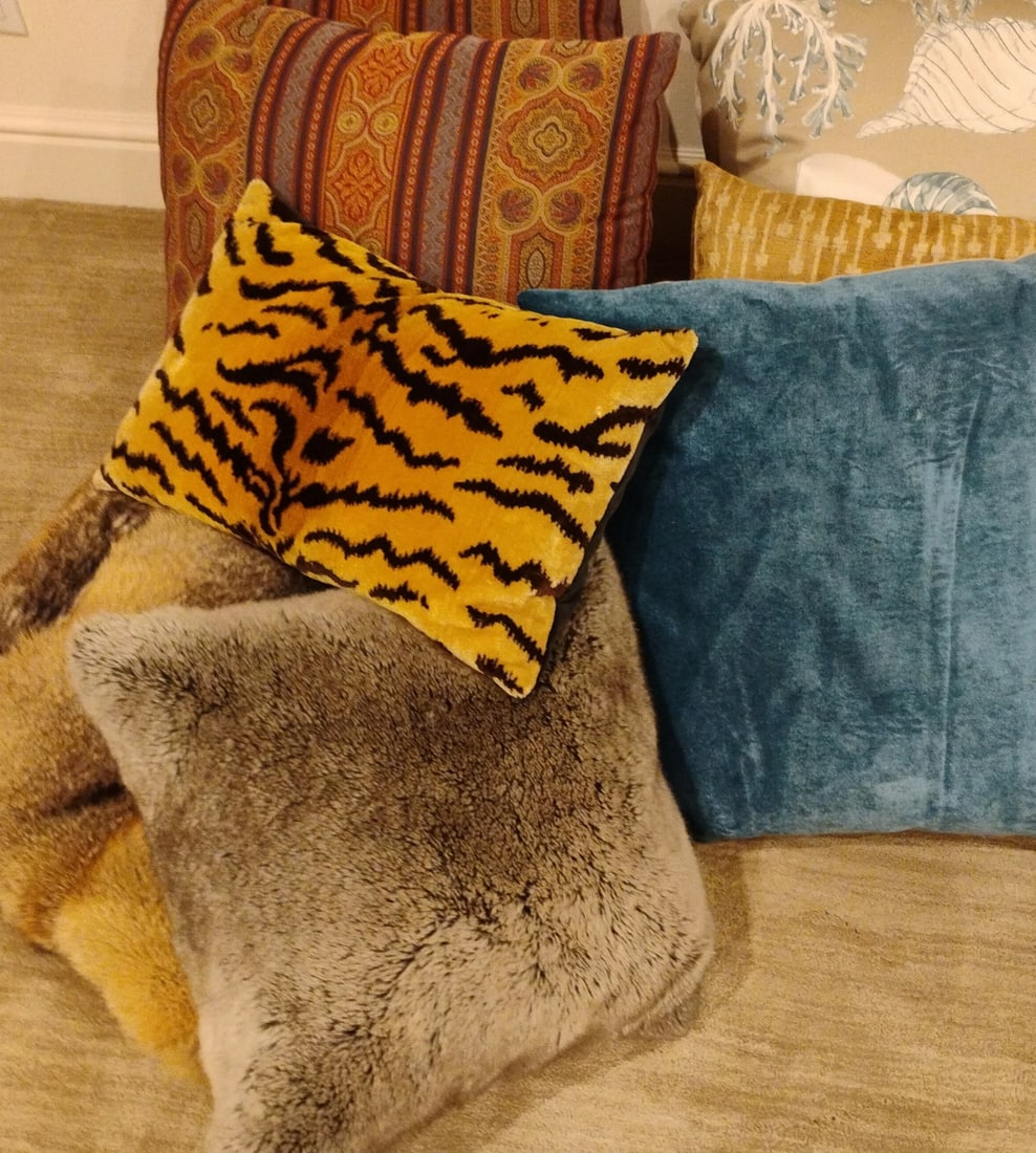 (8) DECORATIVE PILLOWS (1 of 4)