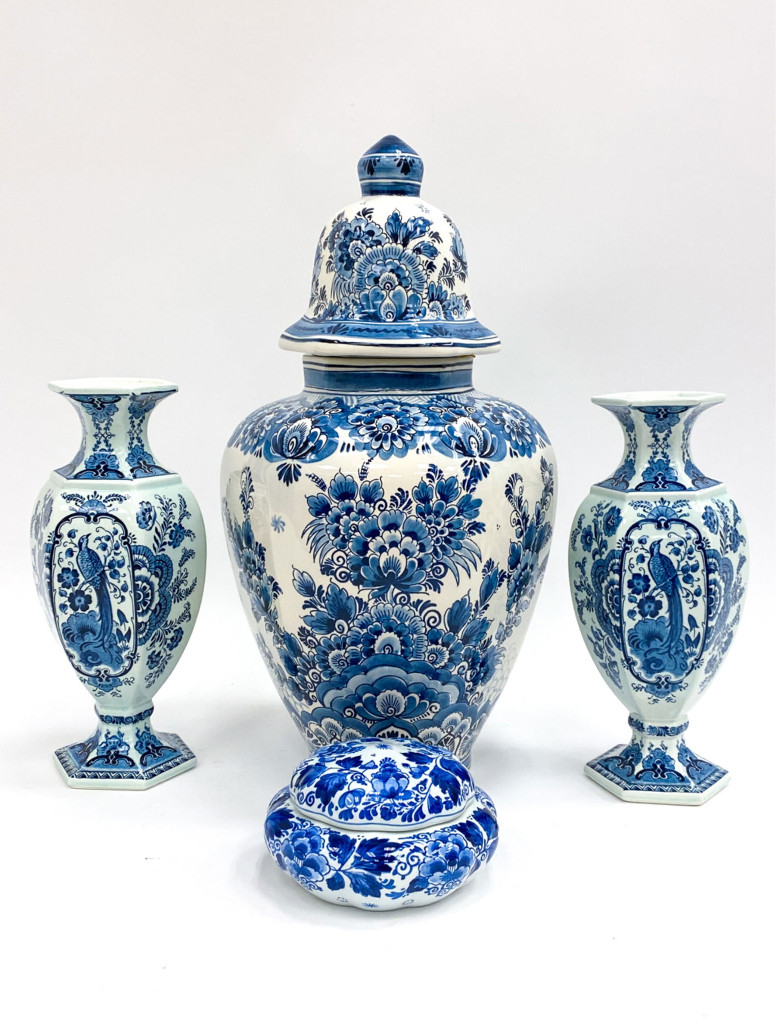 ROYAL DELFT POTTERY GROUPING (1 of 14)