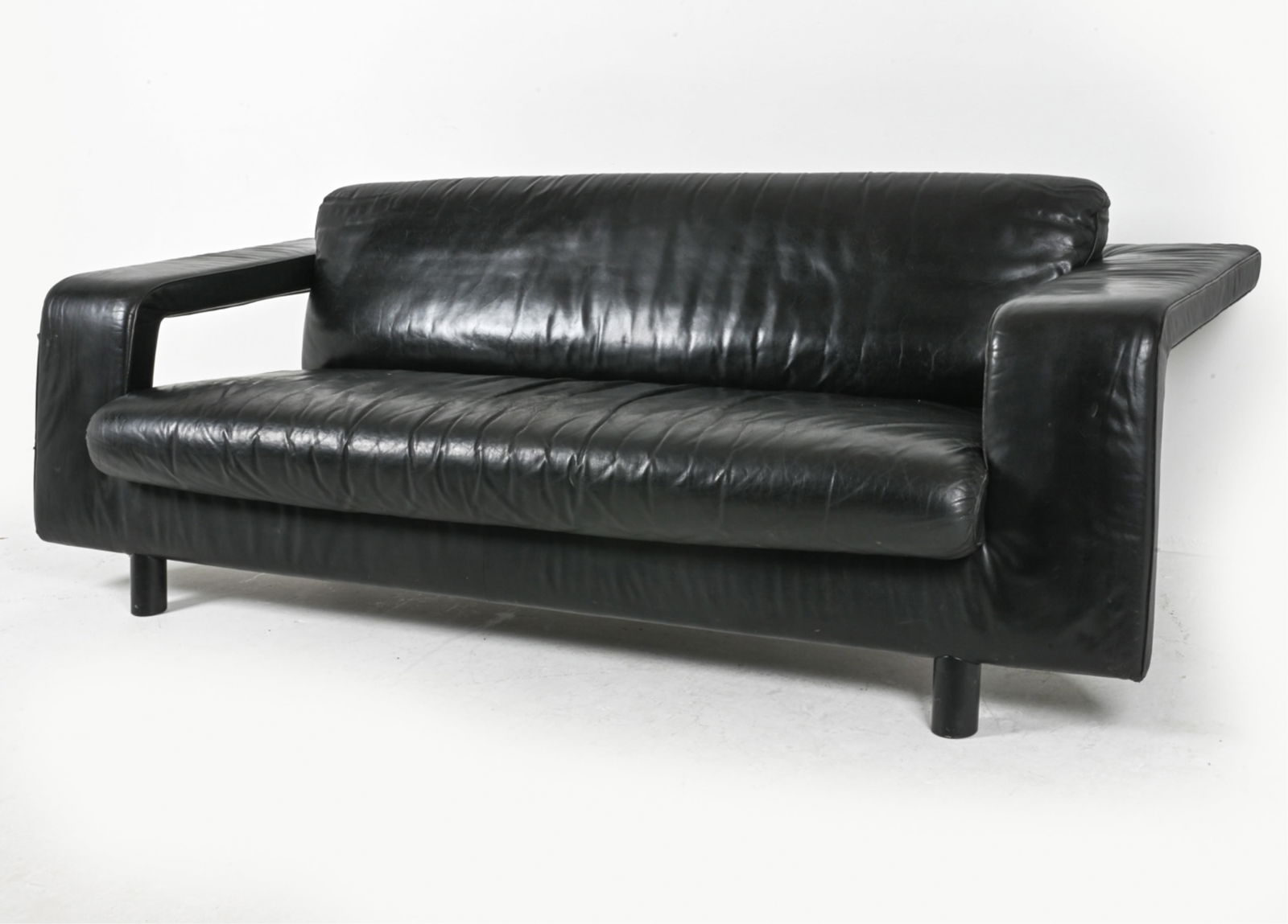 DS-107 BLACK LEATHER SOFA FOR DE SEDE: Designed by Paolo Piva. Black leather upholstery on rubber belted metal construction. Switzerland, circa 1990's. Dimensions: H 29" x W 78" x D 38.25". SH 16.5". Condition: Some drying to leather on se