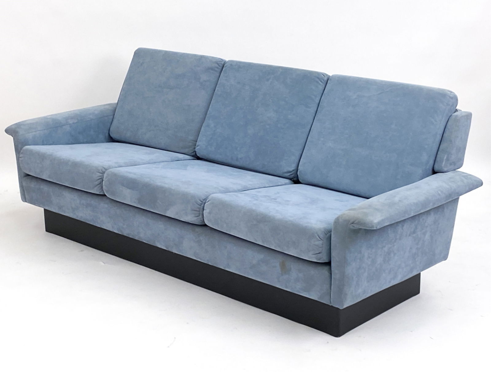 ARNE VODDER DANISH SUEDE SOFA C.1970'S: Apparently unmarked. Blue toned suede 3 seater sofa. Dimensions: H 30" x W 80" x D 32" Seat height: 17" Condition: Minor marks to suede. Sun fading to arm rests and tops to back cushions. Wear consist