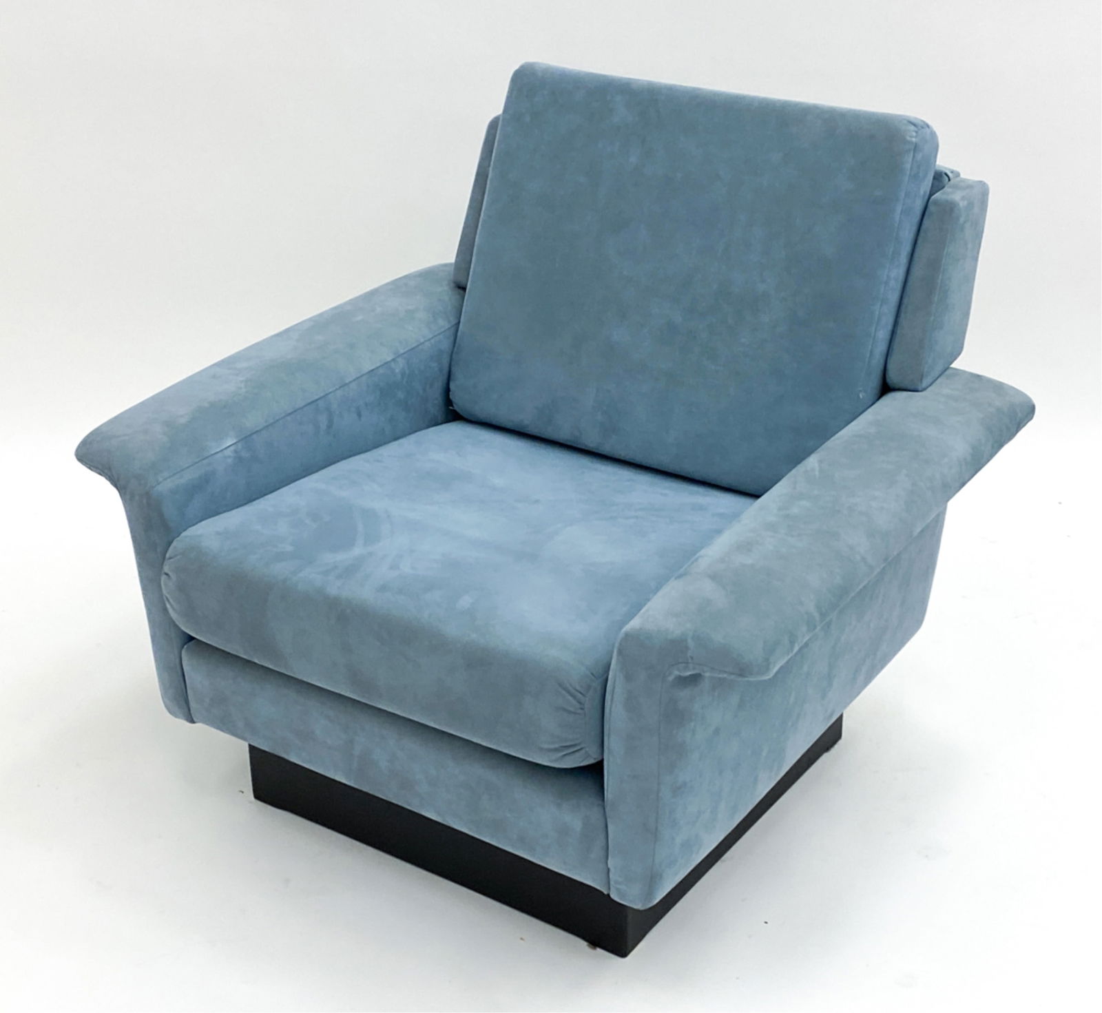 ARNE VODDER DANISH SUEDE LOUNGE CHAIR. C.1970'S: Blue tone suede cushions. Oak base. Dimensions: H 31"x W 36 'x D 32' Seat height: 17" Condition: Slight sun fading to upholstery on arms. Indents to backing. Wear onsistent with age and use. PJ151