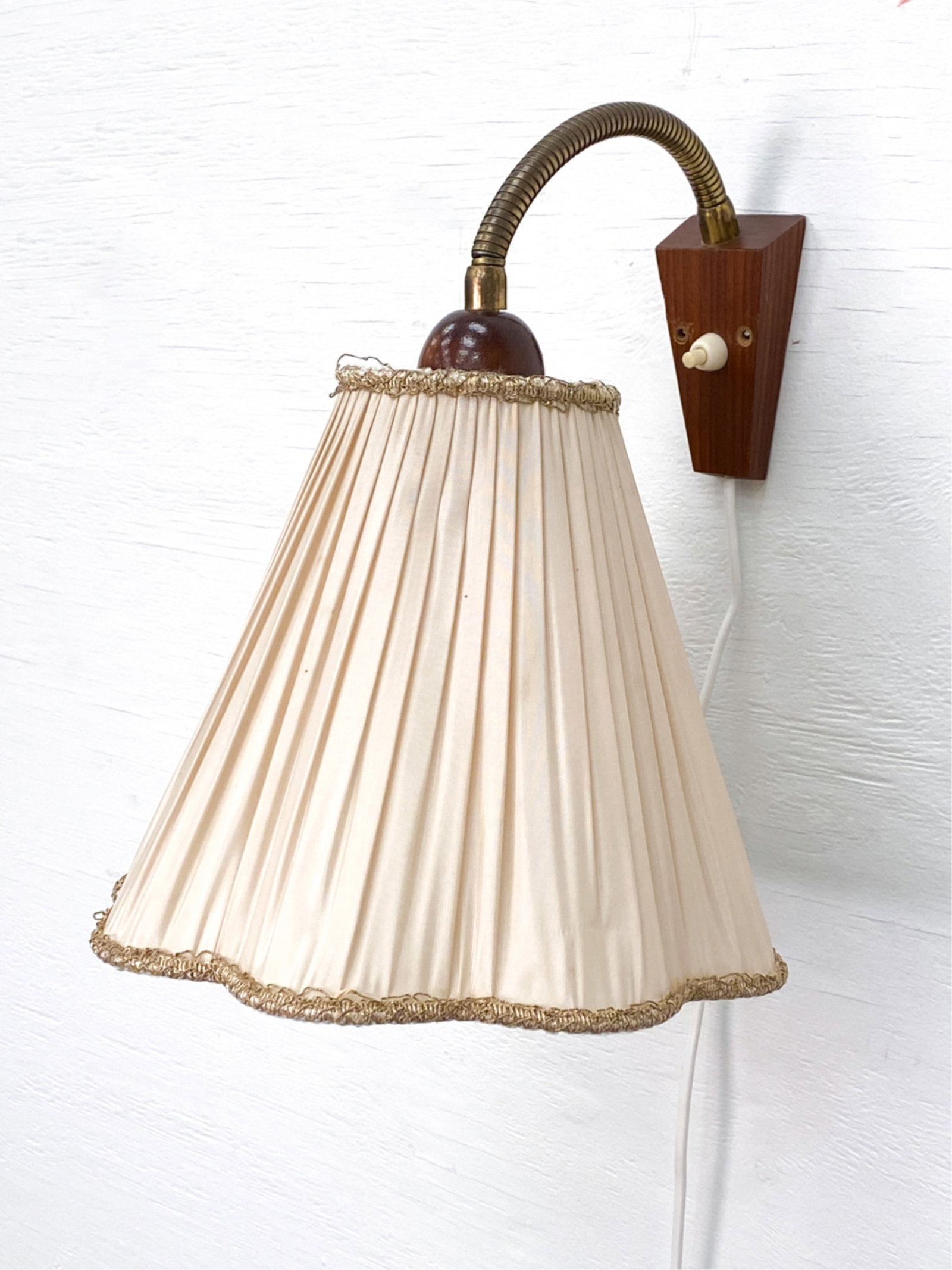 SWEDISH TEAK & BRASS WALL SCONCE C.1950'S: Stamped with numbers to backside. Teak bases and socket with brass moveable arm, and embroidered linen ruffled shade. Dimensions: H (without shade) 14.25" x W 2.25" x D 9.5" (Shade) H 8.25" x Dia 9.75