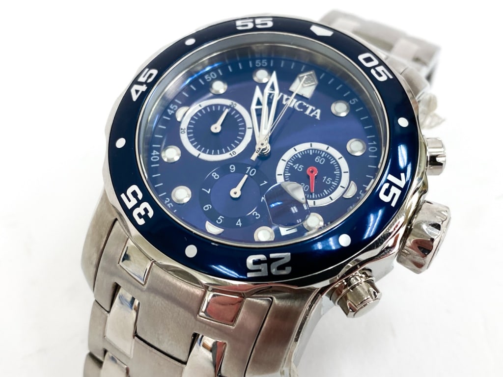 INVICTA PRO DIVER SCUBA CHRONOGRAPH MENS WATCH: Featuring a 48mm stainless steel case with a quartz movement. Model number 21921. Marked on face and on backside. Includes instructions manual. Dimensions: (Band) L 5" Condition: Not professionally in