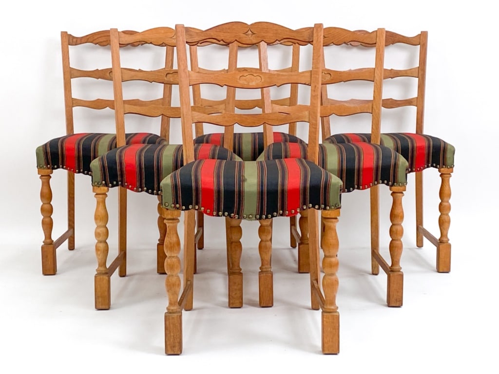 DANISH OAK DINING CHAIRS STYLE KJAERNULF C.1970: Set of six Vintage Scandinavian Henning Kjaernulf style dining chairs. Circa 1970. Upholstered in wool, finished with brass tacks. Dimensions: H 34.5" x W 18.5" x D 19" x SH 18.5" Conditions: Minor su