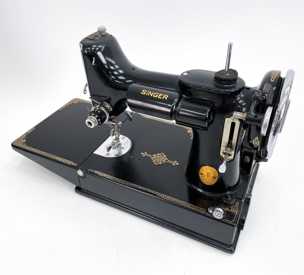 SINGER FEATHERWEIGHT 221-1 PORTABLE SEWING MACHINE (1 of 17)