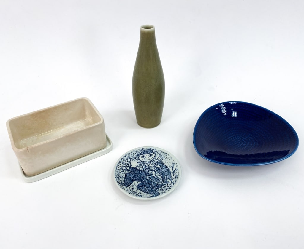 MODERN CERAMIC GROUPING INCL. PALSHUS: (4) Mid-Century Scandinavian decorative porcelain objects. (1) elegant Danish Modern ceramic vase designed by Per Linnemann-Schmidt for Palshus,1960s; signed and numbered under. (1) Kaj Franck Arabia