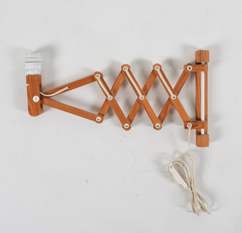 SCANDINAVIAN PINE SCISSOR LAMP C.1970'S (1 of 14)