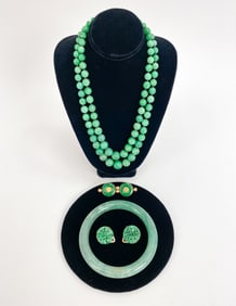 GROUPING OF CHINESE CARVED JADE JEWELRY